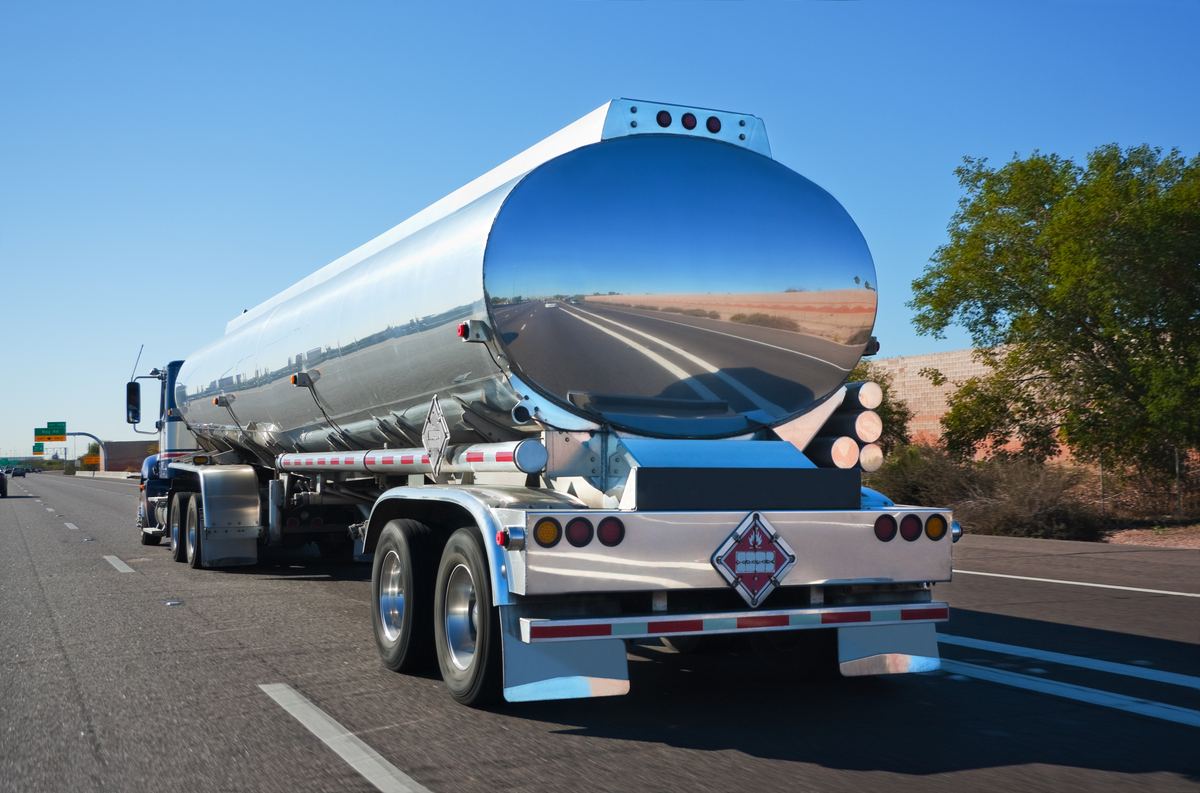 Bulk tanker truck for industrial recycling service